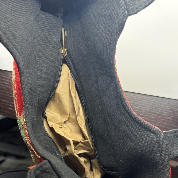 🦚 NEW Elegant Embroidered Peacock Tote Bag – Red & Gold 🦚 - Picture 3 of 4